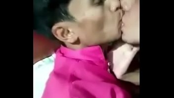 Индийцы-геи целуют друг друга | GAYLAVIDA.COM