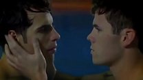 Escena gay entre dos actores en una película - Monster Pies | gaylavida.com