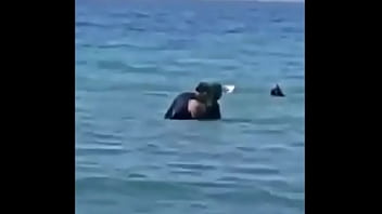 Des Syriens baisent sa femme au milieu de la mer