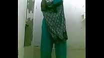 bottiglia bating indiano moglie in doccia per un selfie