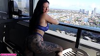 BIG TIT BIG Thick ASS Anal MILF devient Horny en regardant sa vue sur le balcon alors elle veut se faire baiser dans le cul jusqu'à ce qu'il jouisse dans son anal - Melody Radford