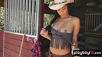 La sexy cowgirl ebano Briana prende in giro e si spoglia all'aperto
