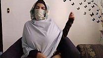 Vera mamma araba in hijab che prega e poi si masturba la sua figa musulmana mentre il marito è via per squirtare l'orgasmo