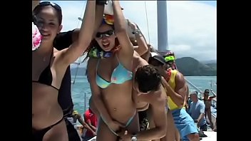 Docenas de tipos brasileños cachondos y chicas bastante desagradables participan en el crucero especial por el océano donde cada bombón puede disfrutar de una acción de golpes sin parar a bordo del yate de Oshun.