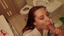 Juicy Babe Blowjob Großer Schwanz im Badezimmer - Sperma im Mund POV