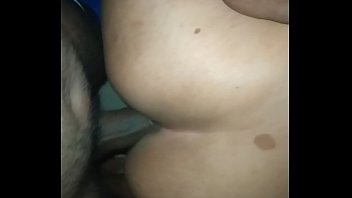 夫が働いている間、私の大きな黒いコックで私の友人の膣をクソ