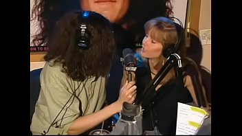 Howard Stern besa y masajea el culo de Gretchen Becker (Actriz).