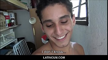 かわいい若いストレートイケメンラテン系の少年は、サイトのハメ撮りで彼のゲイの上司とセックスするために支払われました