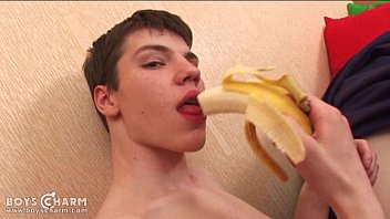 Twink teaser descasca uma banana e bate na carne