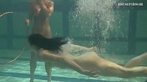 Лесбиянки Ирина Барна и Анна Фехер занимаются подводной акробатикой
