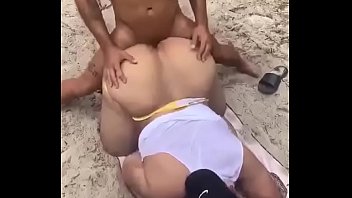 Enfoncer le super cul du passif sur la plage