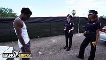 BANGBROS - Счастливый подозреваемый запутался с супер сексуальными женщинами-полицейскими