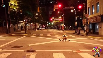 Clown bekommt mitten auf der Straße einen Schwanz gelutscht