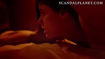 Novas cenas de sexo nu de Alexandra Daddario em 'Lost Girls and Love Hotels' no ScandalPlanet.Com