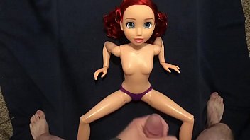 Ariel é despida e fodida