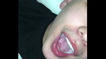 Homosexueller Freund liebt es, seinen Mund mit Sperma zu füllen