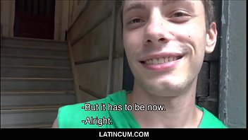 Amateur Twink Latino Boy a payé de l'argent pour baiser deux hommes hétérosexuels dans un bâtiment abandonné