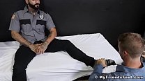 Der eingefärbte Gefängniswärter Rikky Ork lässt sich vom Gefangenen die Füße lecken