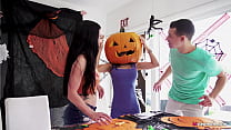 Stiefmutters Kopf steckt in Halloween-Kürbis, Stiefsohn hilft mit seinem großen Schwanz! -Tia Cyrus, Johnny