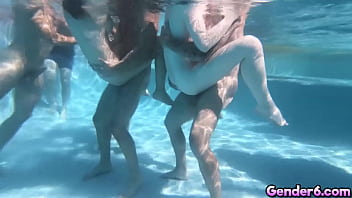 4 hot t-girls Korra Del Rio, Khloe Kay, Aubrey Kate e Shiri Allwood scopate a bordo piscina in questa folle festa in piscina trans