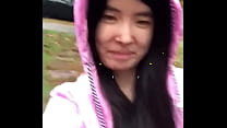 Asian Teen se revela públicamente bajo la lluvia!