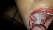 Bite à sucer avec une grande décharge de sperme dans la bouche de Susy.