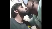 Горячий гей-поцелуй между двумя горячими индейцами | gaylavida.com