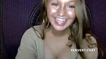 Une webcam perverse montre son joli trou du cul sur un chat en direct
