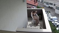 Eu espio minha vizinha se masturbando em sua varanda