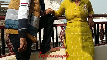 Hot Desi Bhabhi steht auf der Terrasse