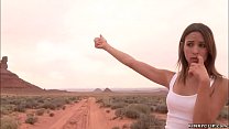 Anal auto-stoppeur lié joué dans le désert