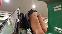 J'ai mis une caméra dans le chariot du supermarché et enregistré un gros cul sans culotte, le meilleur UPSKIRT que vous verrez aujourd'hui en HD et pas de fellations