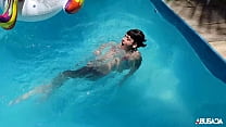 Vilaine fille jouant dans la piscine - Candy Crush Brasil