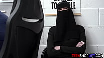 Молоденькая мусульманка Далила Дэй украла нижнее белье, но была арестована полицейским из торгового центра