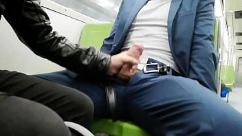Mit einem verlegenen Jungen in der Metro fahren