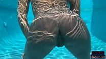 Чернокожая милфа-модель Ана Фокс обнажается в большом бассейне и выглядит так жарко