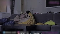 Брат трахает сводную сестру пока смотрит Youtube / Домашняя пара целует кошку
