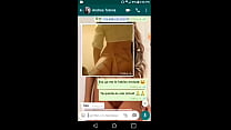 De rondborstige vrouw op haar werk wordt heet als ze op WhatsApp praat en eindigt met masturberen tijdens een videogesprek