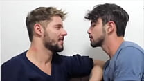 Bacio caldo tra due gay caldi