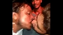 Gay indiani si baciano senza sosta