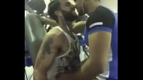 Schöner schwuler Kuss im Fitnessstudio zwischen zwei Indern