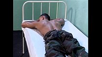 Солдат без разрешения арестован и трахнут, принимает сперму в рот