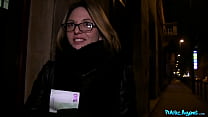 Agente público Nena francesa con gafas follada en una escalera pública