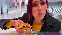 Mamada arriesgada en el probador de Big Mac - Agente público recoge y se folla al estudiante en el centro comercial / Kiss Cat