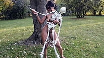 La estrella de ébano Envy Kenta está desnuda bailando al aire libre con el esqueleto. Este divertido clip muestra su cuerpo y su generoso culo.