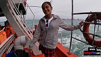 Pompino amatoriale pubblico della sua ragazza asiatica dopo una gita in barca