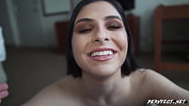 Kaitlyn Katsaros mostra il suo corpo sexy mentre viene schiaffeggiata