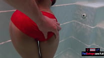Casal amador com namorada tailandesa de bunda grande se divertindo na banheira de hidromassagem