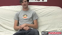 Il ragazzo gay adorabile Danny si masturba dal suo cazzo sul divano da solo