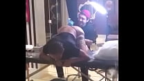 Anitta tatuándose el cu
